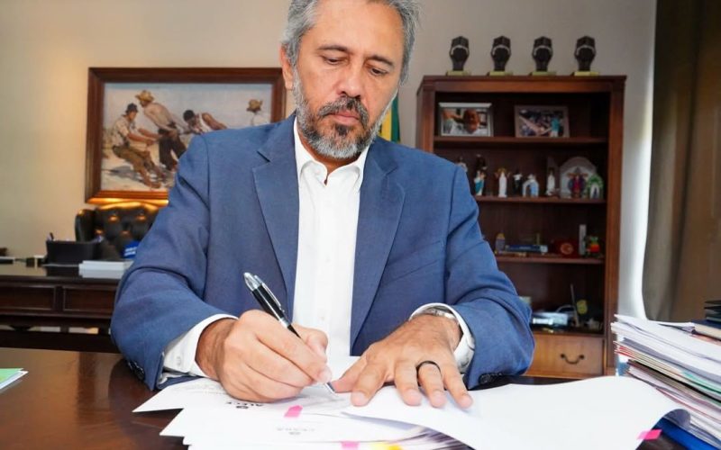 Governador Elmano de Freitas decreta ponto facultativo para o dia 26 de dezembro