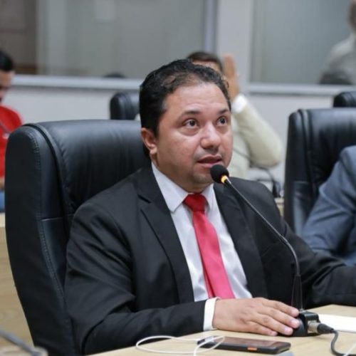 Vereador Raimundo Júnior cobra solução urgente para rua deteriorada que ameaça muro do CT do Icasa