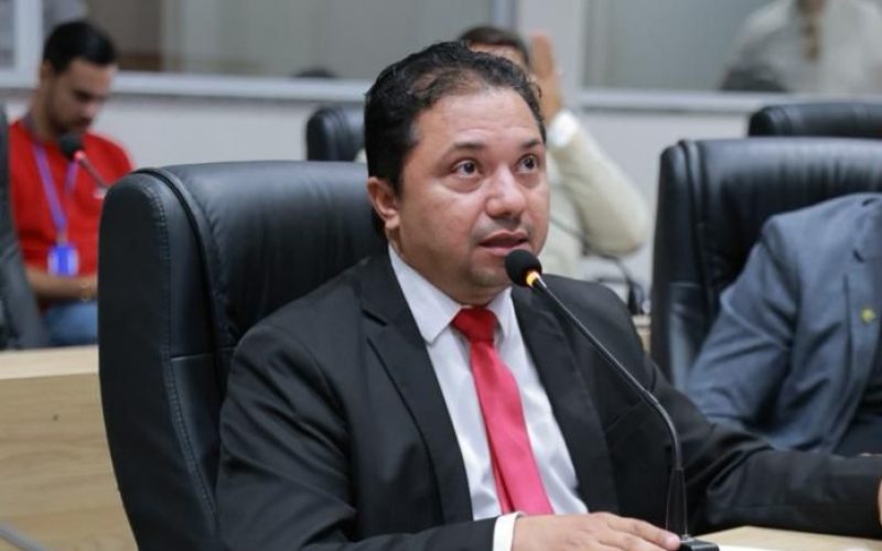 Vereador Raimundo Júnior cobra solução urgente para rua deteriorada que ameaça muro do CT do Icasa